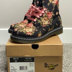 DR. MARTEN VICTORIAN FLOWERS COMBAT BOOT (NEW/NEVER WORN)